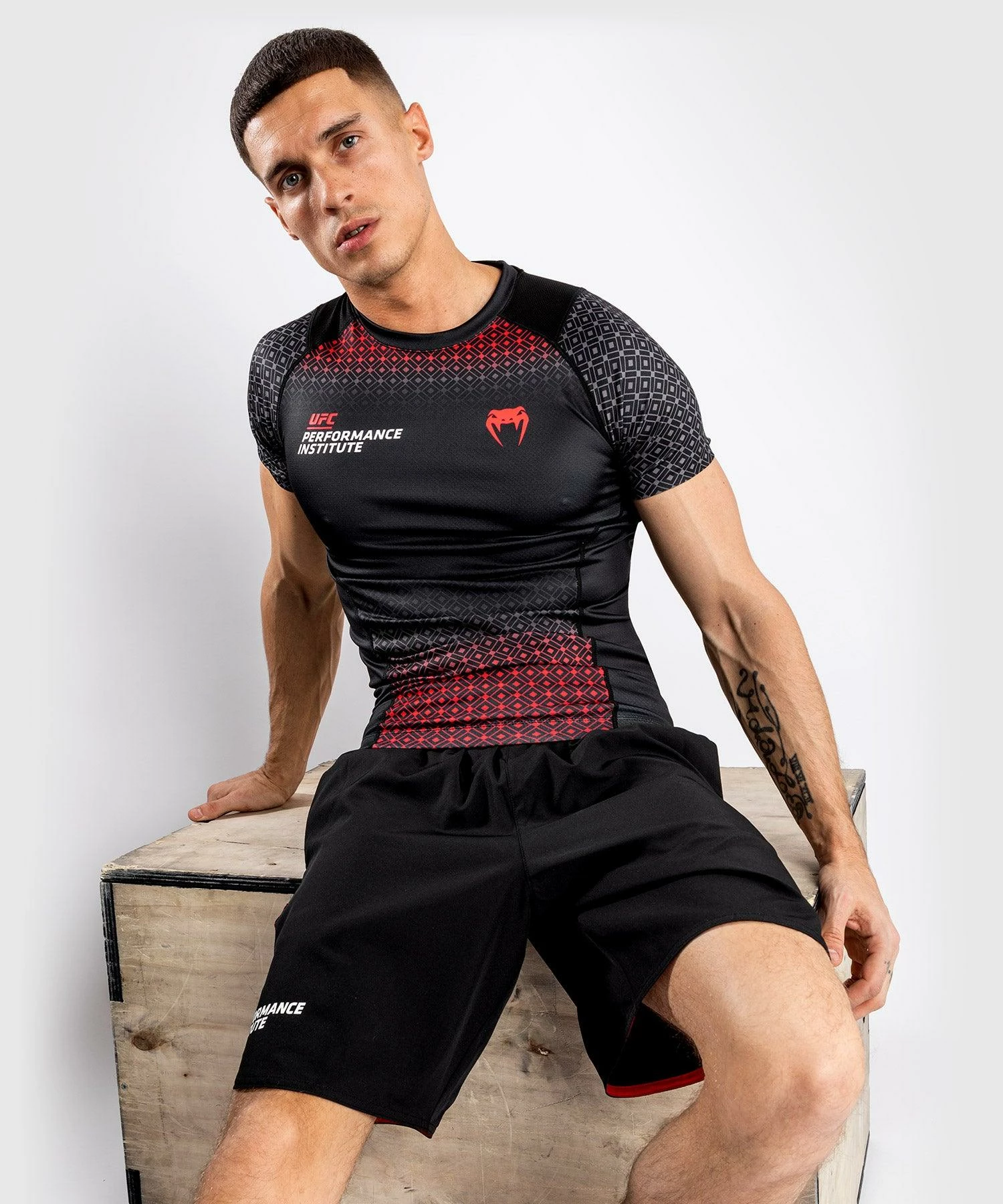 UFC Venum Performance Institute Rashguard - Short Sleeves - Black/Red 4 UFC Venum Performance Institute Rashguard - Short Sleeves - Black/Red - Image 2