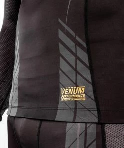 Venum Athletics Rashguard Long Sleeves - Black/Gold -Boxing Sport Store 5 252F0 252F2 252F4 252F5024f570497779df6e831378837b10cffd5a7433 RASH LS ATHLETICS BLACK GOLD 07 06e8afb5 8d1d 4420 a4ad 8c8681dfe89f