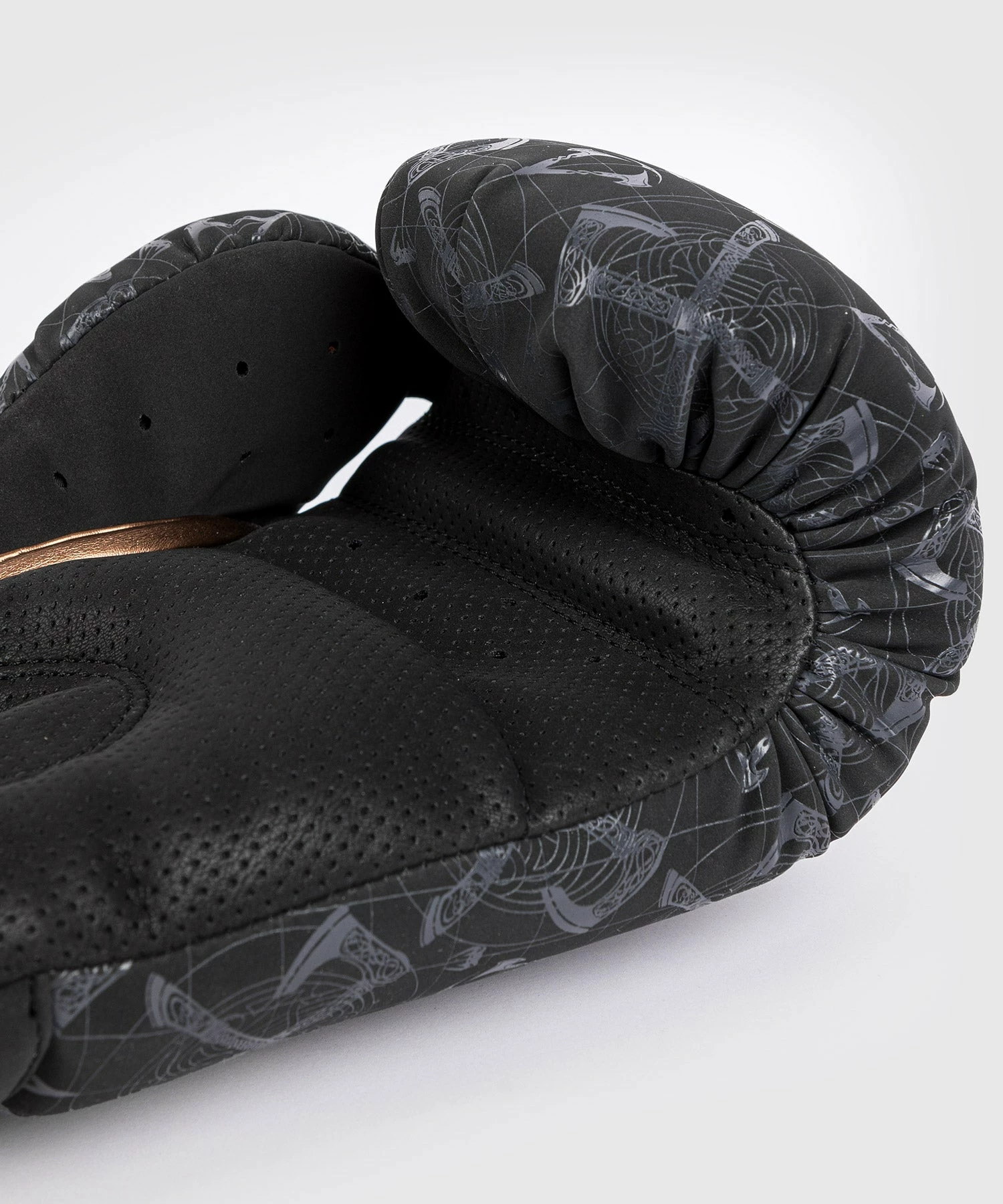 Venum Assassin's Creed Reloaded Boxing Gloves - Black 8 Venum Assassin's Creed Reloaded Boxing Gloves - Black - Image 6