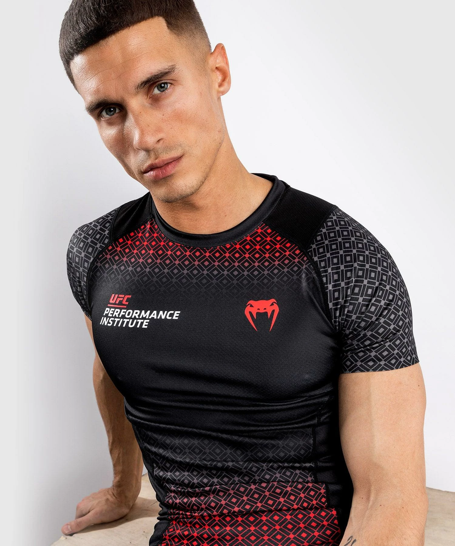 UFC Venum Performance Institute Rashguard - Short Sleeves - Black/Red 7 UFC Venum Performance Institute Rashguard - Short Sleeves - Black/Red - Image 5