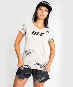 UFC Venum Authentic Fight Week Women's 2.0 Short Sleeve T-Shirt - Sand -Boxing Sport Store 8 252F7 252F5 252F2 252F8752e1046db51e54d4c1d31a557455d4a82fb355 VNMUFC 00126 040 08 96898889 862c 4803 bf66 4077ebfaebe0