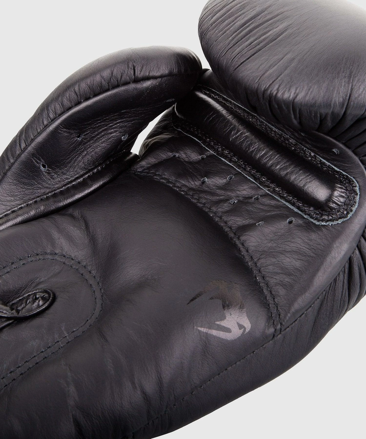 Venum Giant 3.0 Boxing Gloves - Nappa Leather - Black/Black 5 Venum Giant 3.0 Boxing Gloves - Nappa Leather - Black/Black - Image 3