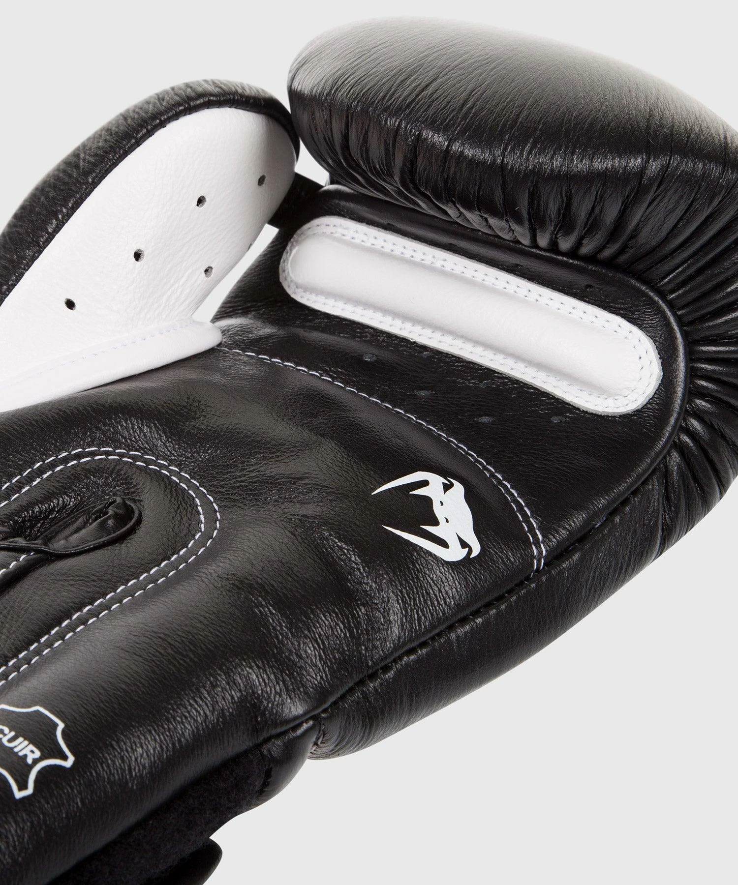 Venum Giant 3.0 Boxing Gloves - Nappa Leather - Black 5 Venum Giant 3.0 Boxing Gloves - Nappa Leather - Black - Image 3